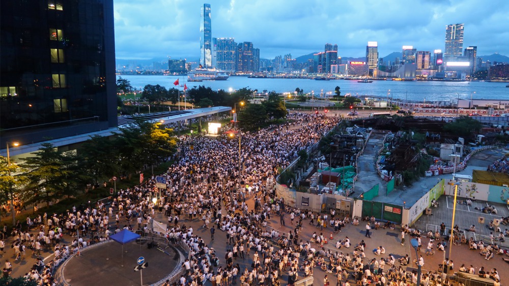 為香港朗讀 鴻鴻 逃犯 記612香港 反送中 大遊行 港 台詩人聲援反送中運動 Openbook閱讀誌