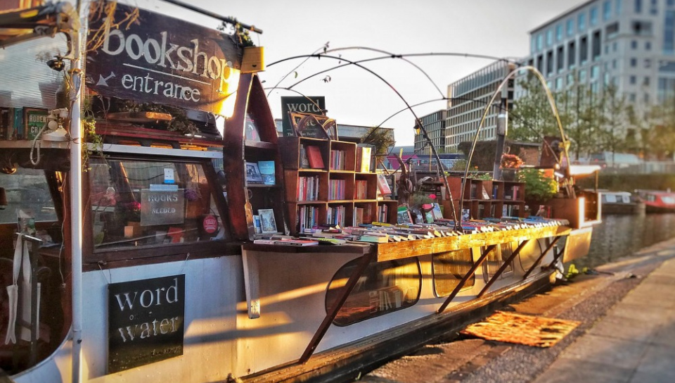 停泊於倫敦攝政運河上的Word On The Water，是英國唯一的一間水上書店。（圖片取自Word On The Water粉絲專頁）