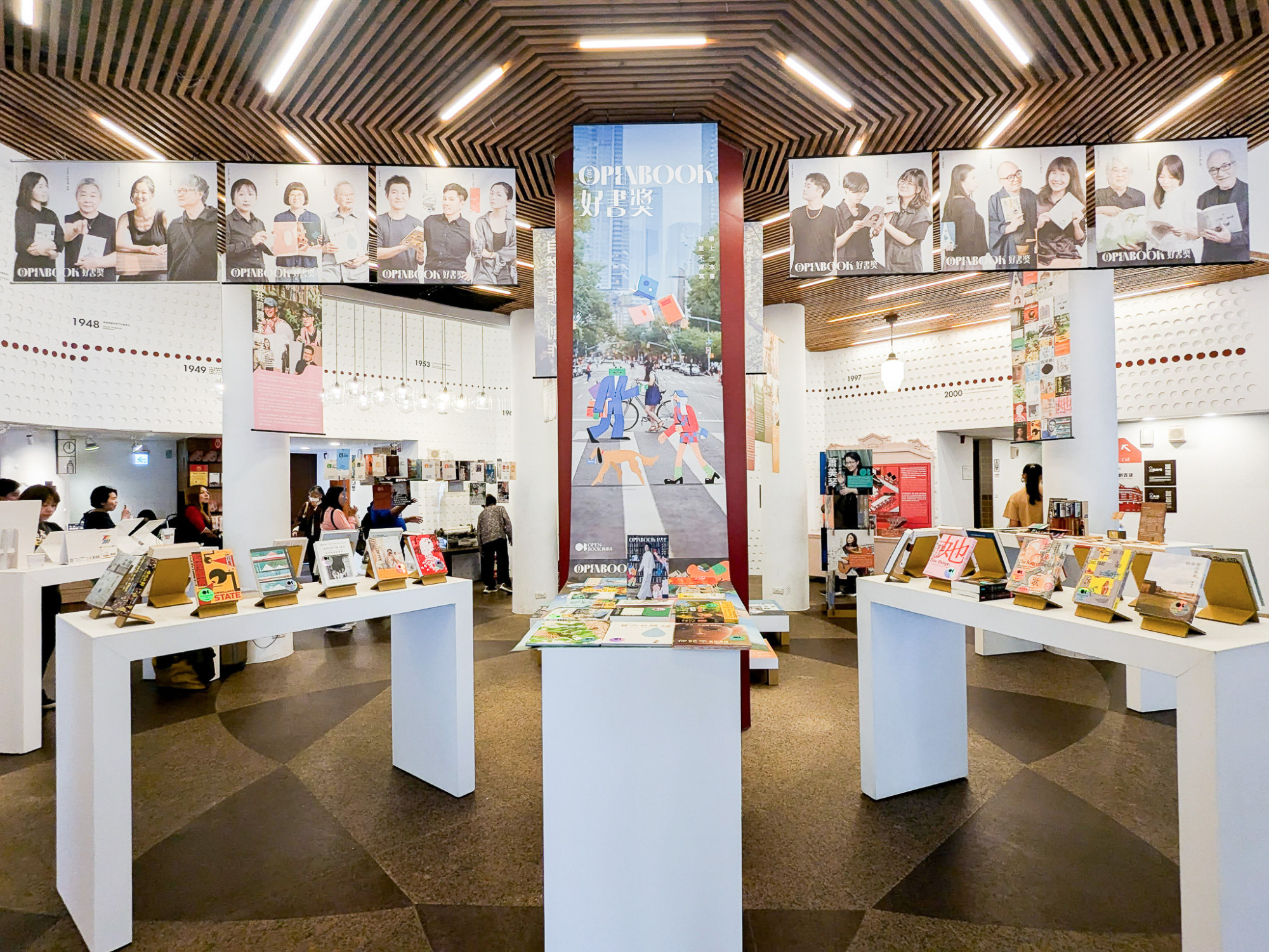 一日限定的「2024Openbook年度回顧特展」,展示年度好書,陳列今年度得獎作家與40本得獎書。(林峰毅攝)