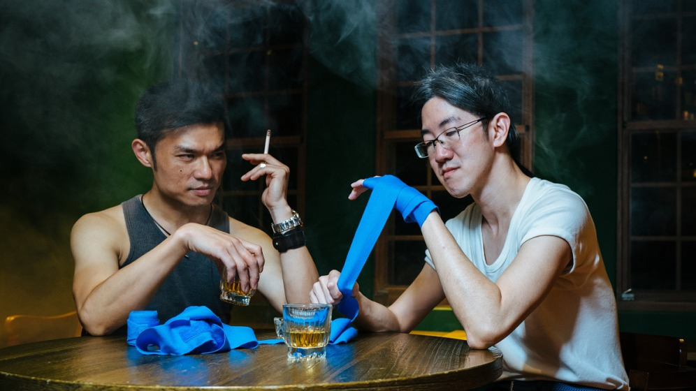 臥斧（左）指導劉霽硬漢心法：「切記，未滿18歲，請勿抽煙、飲酒。」