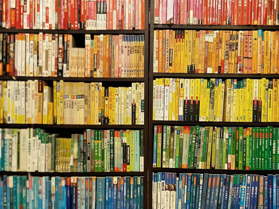 桃園中壢瑯嬛書屋的彩虹書櫃，書櫃即讓人知道她們深耕性別議題。（瑯嬛書屋提供）