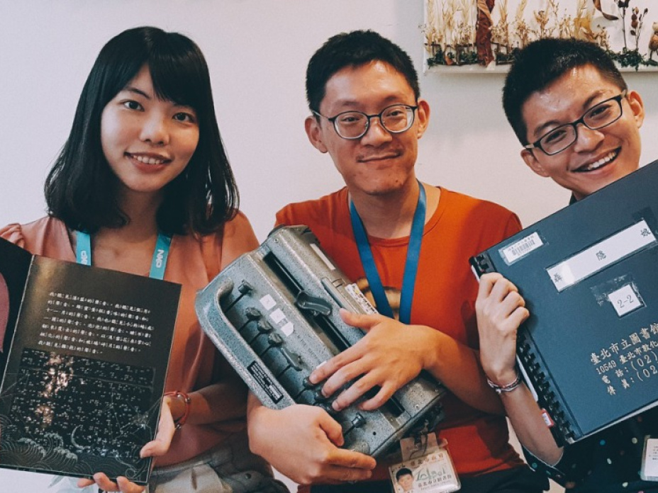 左起：北市圖諮詢服務課課長 林佳穎、啟明分館主任 何健豪、啟明分館館員 陳昶瑞。