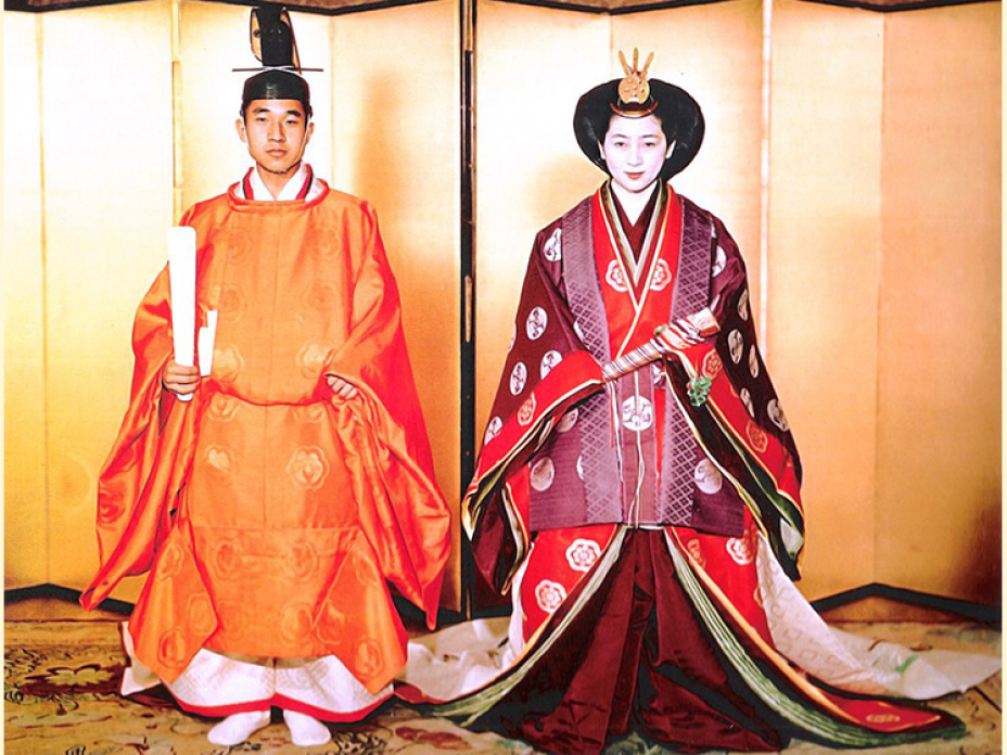 日本現任天皇明仁與皇后美智子攝於1959年結婚大典。（圖片來源：wiki）