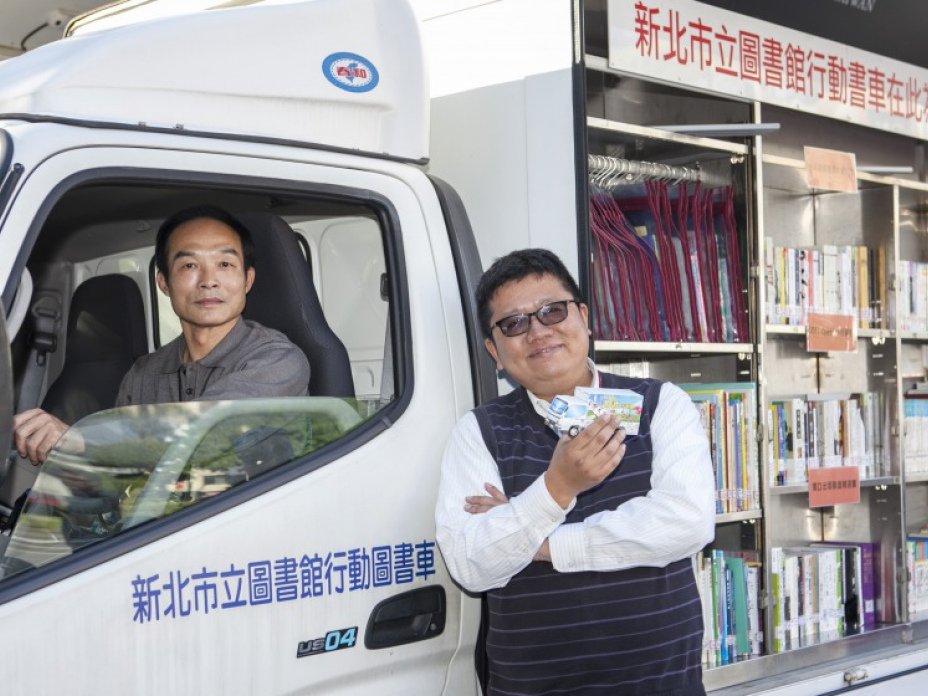 行動書車司機鍾先生（左）與新北市立圖書館課長李毓偉。
