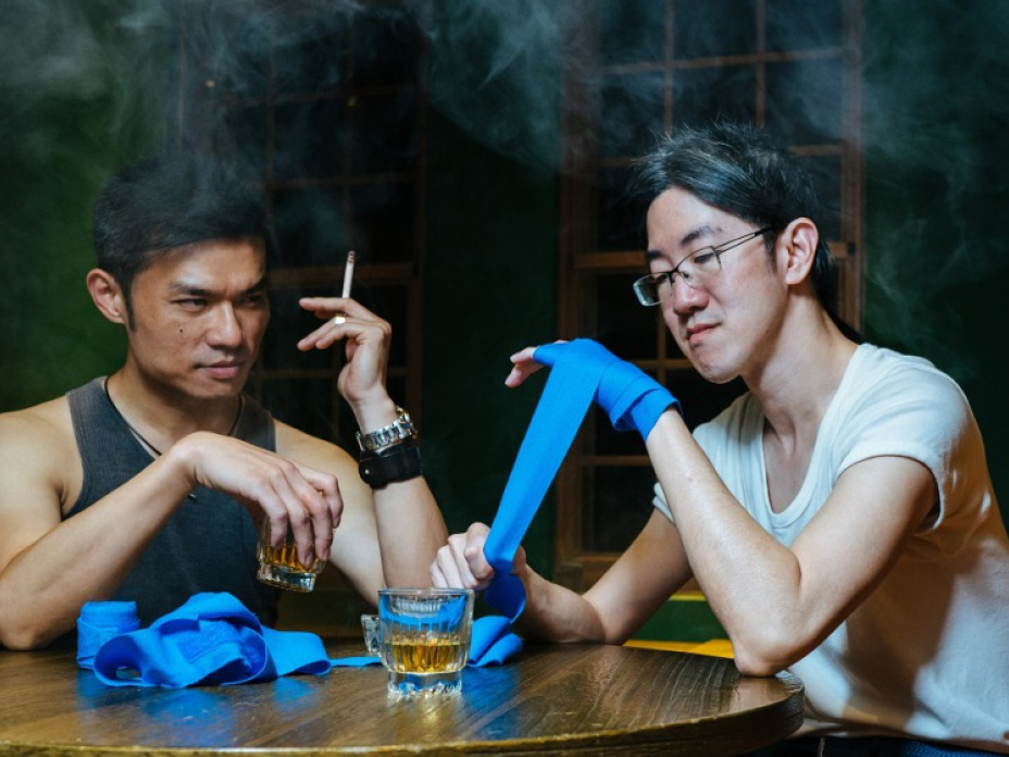臥斧（左）指導劉霽硬漢心法：「切記，未滿18歲，請勿抽煙、飲酒。」