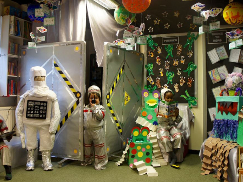 英國聖方濟天主小學（St Francis R C Primary）以「外太空」進行發想而完成的創作（取自WBD官網）