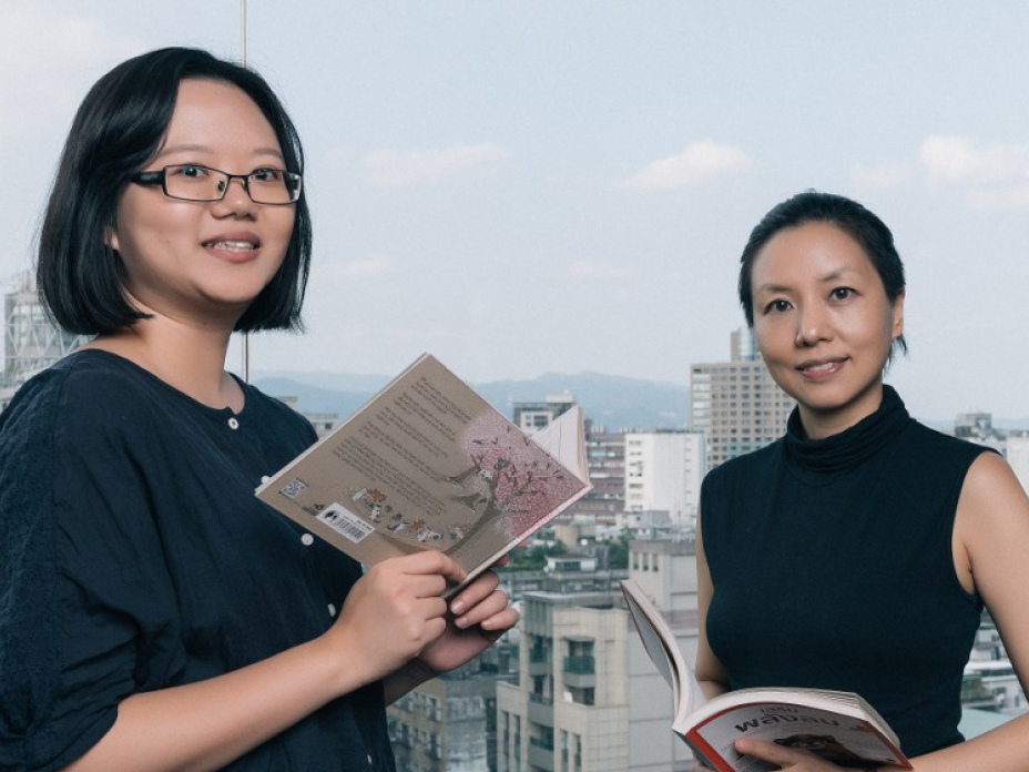 光磊國際版權公司版權經紀人 徐彩嫦（左）與 華文朗讀節暨譯動國界論壇策展人 唐薇