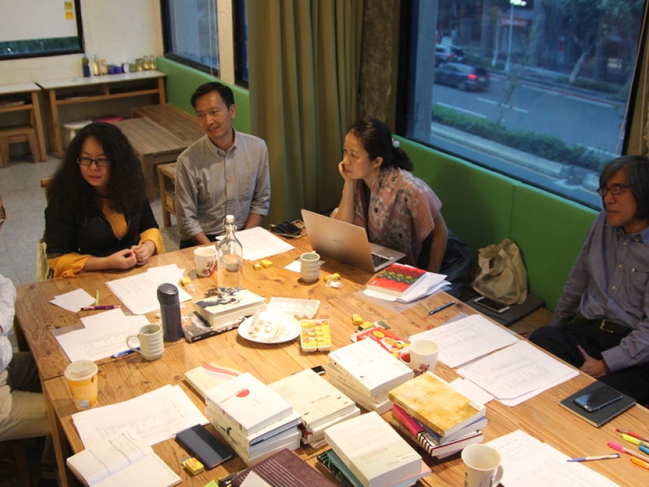 評選委員左起：賀景濱(作家)、張亦絢(作家)、朱偉誠(台大外文系副教授)、楊佳嫻(作家、清大中文系助理教授)、 詹宏志(作家、PChome集團董事長)