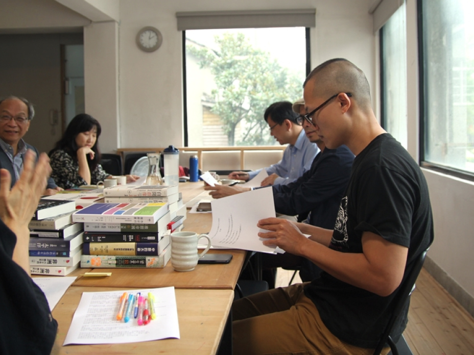 評選委員：左起林良恭(東海大學生命科學系特聘教授兼教務長)、黃宗慧(台大外文系教授)、劉奕成(台灣彩券公司副董事長)、阮慶岳(作家、元智大學藝術與設計系教授)、翁稷安(台大歷史系博士)