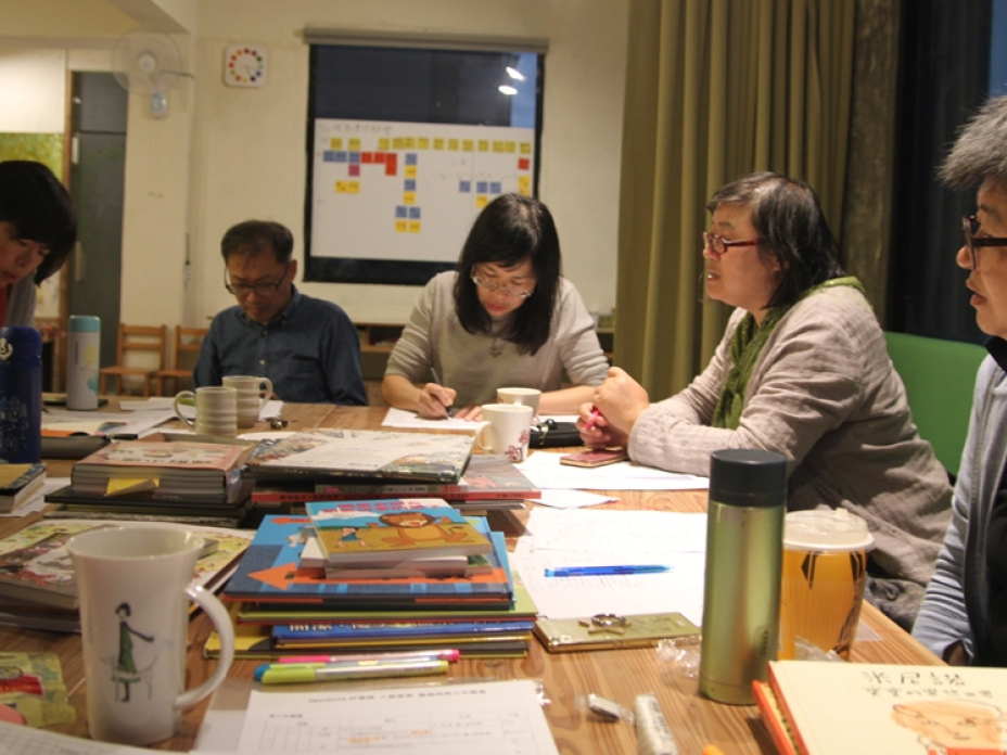 評選委員左起：黃雅淳(台東大學兒童文學所副教授)、劉德祥(國立自然科學博物館科教組副研究員)、莊世瑩(小大繪本館講師)、朱佳仁(自主學習促進會常務理事)、黃桂冠(台北市北投國小資優班教師)