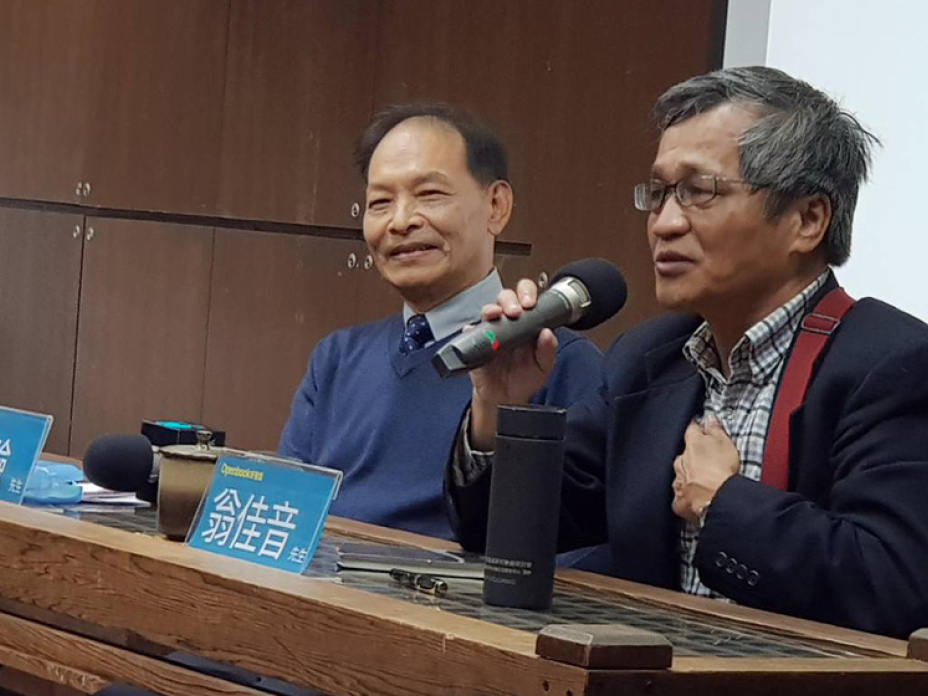 資深文字工作者黃驗（左）與中研院台史所副研究員（章倩萍攝）