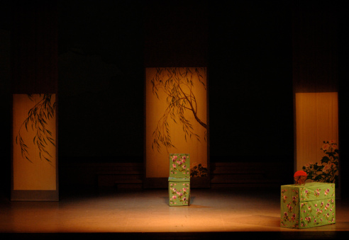 《牡丹亭‧遊園》舞臺燈光,背景襯以宋畫。香港文化中心,2006年6月。