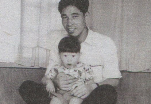 宮西達也幼時與父親的合照。(翻攝自《宮西達也的世界》,平凡社)