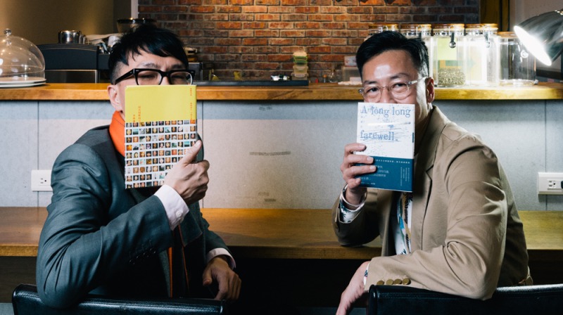 香港詞人李焯雄（左）與周耀輝，手握各自於近期出版的新書
