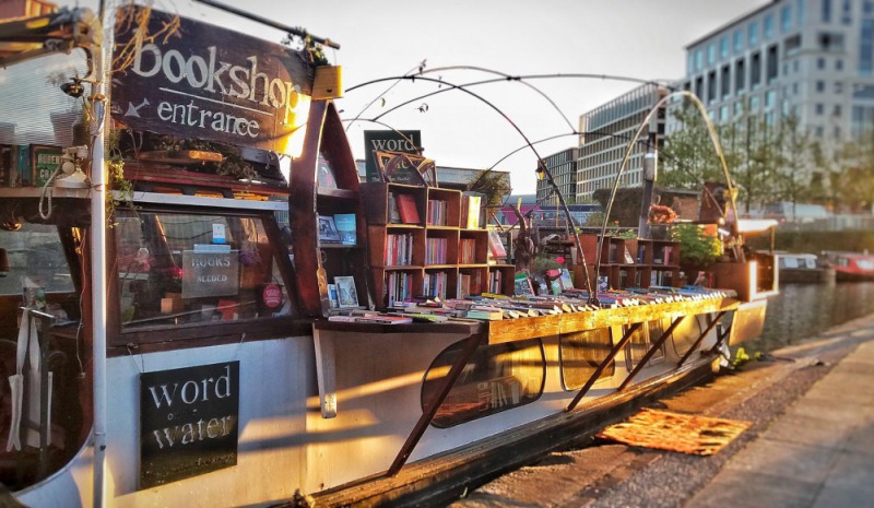 停泊於倫敦攝政運河上的Word On The Water，是英國唯一的一間水上書店。（圖片取自Word On The Water粉絲專頁）
