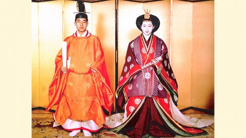 日本現任天皇明仁與皇后美智子攝於1959年結婚大典。（圖片來源：wiki）