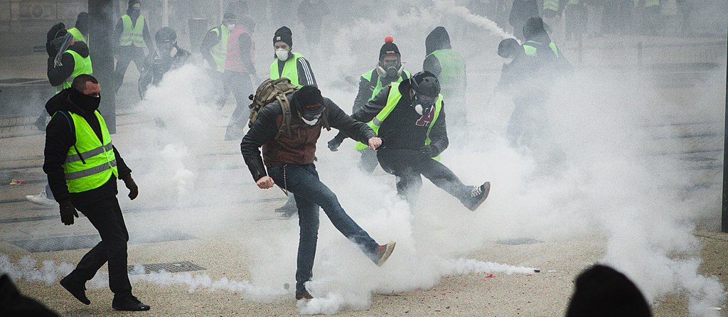 1024px-yellow_vest-france_31775565187.jpg