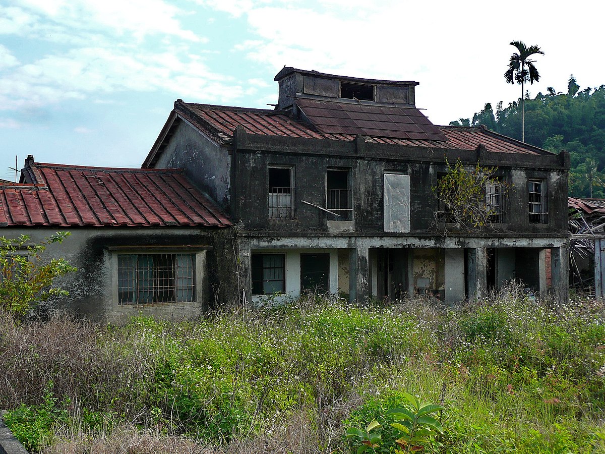 1200px-mei_nong_yan_lou_meinong_tobacco_barn_-_panoramio_1.jpg