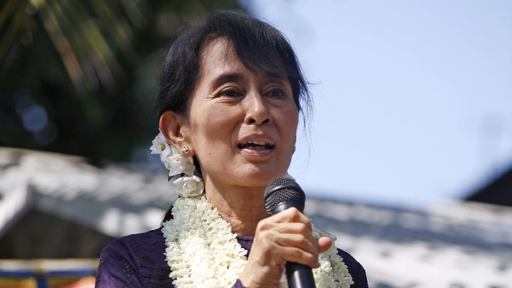 aung_san_suu_kyi_gives_speech_wiki.jpg