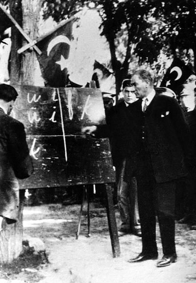 Kemal introducing the new Turkish alphabet to the people of Kayseri. September 20, 1928.jpg