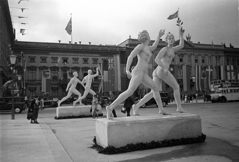 Olympics_in_Berlin_1936.jpg
