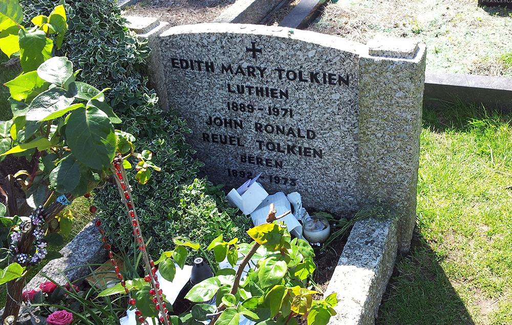 Tolkien's_grave,_Wolvercote_Cemetery_0.jpg