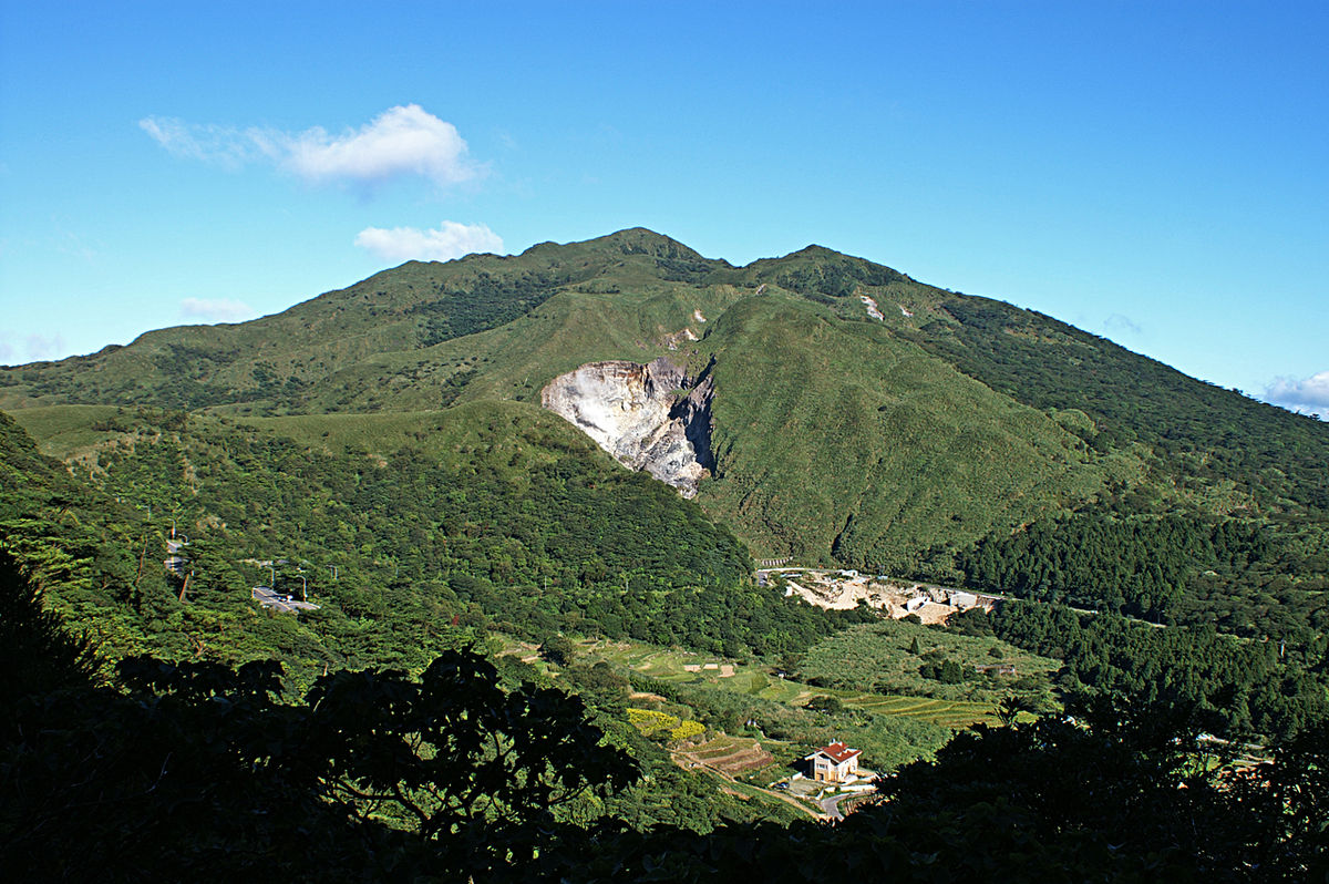 1200px-chihsingshan_tatun_volcanoes.jpg