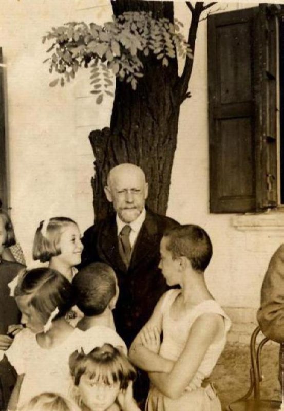 janusz-korczak-with-children.jpg